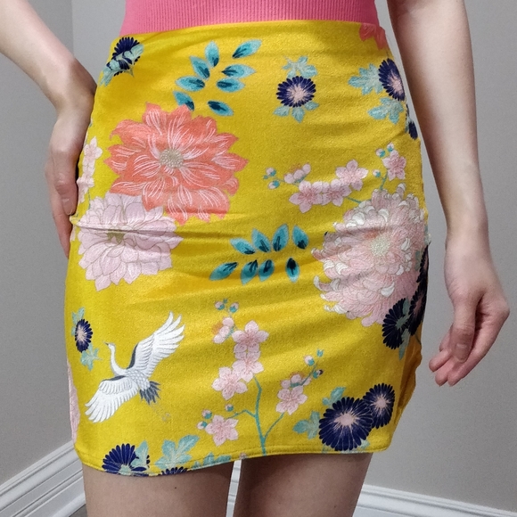 PrettyLittleThing velvety floral yellow mini skirt - Picture 4 of 15